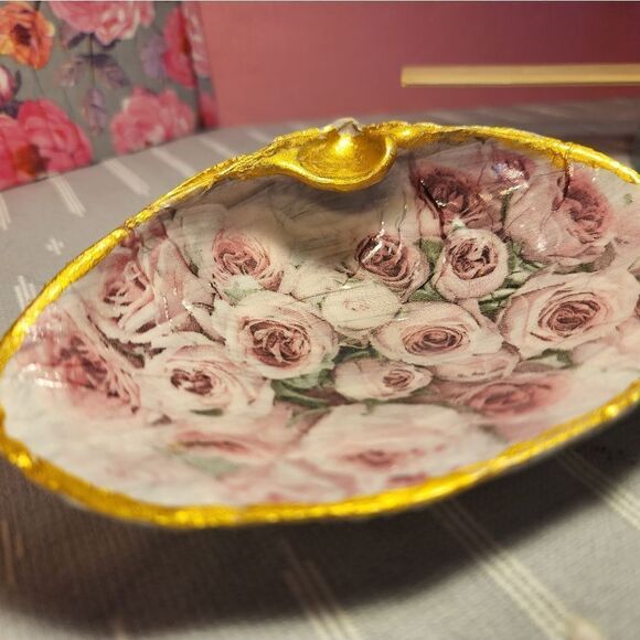 DECOUPAGE CLAM SHELL DECOUPAGE PINK ROSES ON A CLAM SHELL TRINKET DISH - Picture 5 of 10